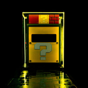 fargezeichen auf einer tafel in einer gasse in der nacht